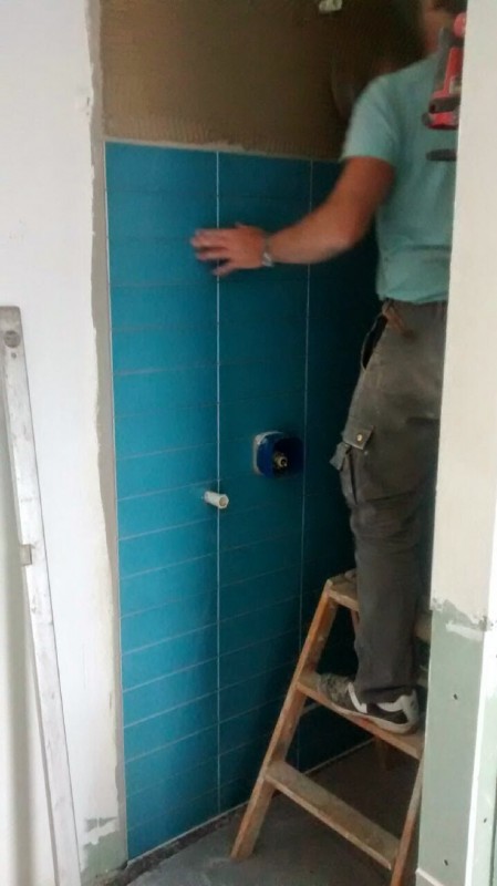 Fliesenleger in der Dusche